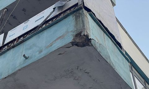 Küçükçekmece'de İki Katlı Binanın Çatısında Kısmi Çökme