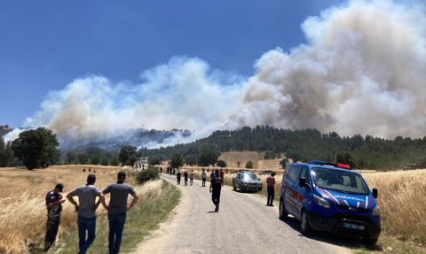 Kütahya'da Orman Yangınına Müdahale Sürüyor