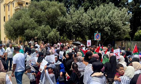 Lübnan'da Filistinliler UNRWA'ya Destek Gösterisi Düzenledi