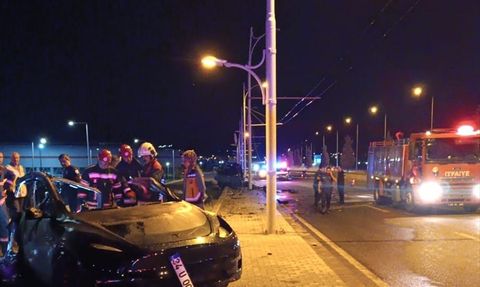 Malatya'da Direğe Çarpan Otomobil Kazası