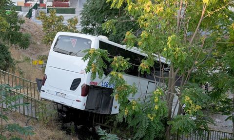 Maltepe'de Servis Otobüsü Kaza Geçirdi