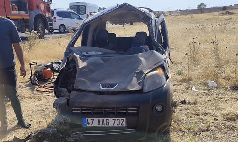 Mardin'de Hafif Ticari Araç Devrildi: 4 Yaralı