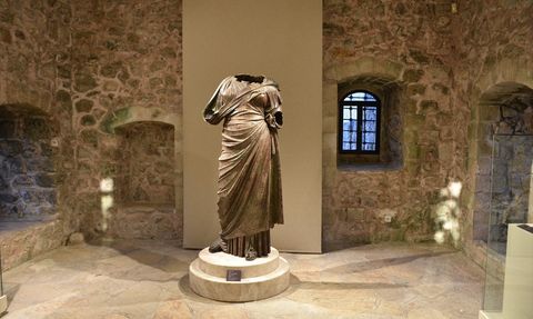 Marmaris'te Bronz Kadın Heykeli Sanatseverlerle Buluştu