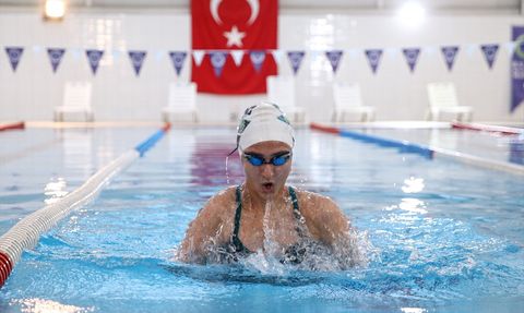Melda Kolayca Olimpiyat Hedefiyle Yüzmeye Devam Ediyor