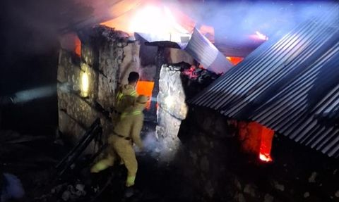 Mersin'de Metruk Evdeki Yangın Kontrol Altına Alındı