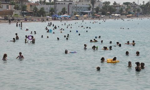 Mersin'de Sıcak Hava Tatilcileri Sahillere Yönlendirdi