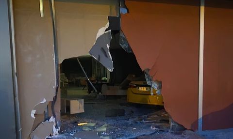 Mersin'de Taksi Kazası: Motosikletliye Çarpıp Mağazaya Girdi