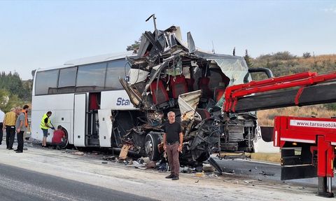 Mersin Tarsus'ta Yolcu Otobüsü Tıra Çarptı: 9 Yaralı
