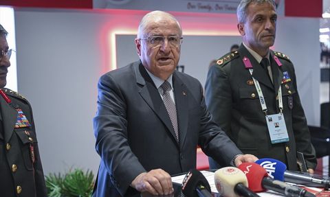 Milli Savunma Bakanı Güler'den IDEF 2025'te Aile Yılı Ziyareti