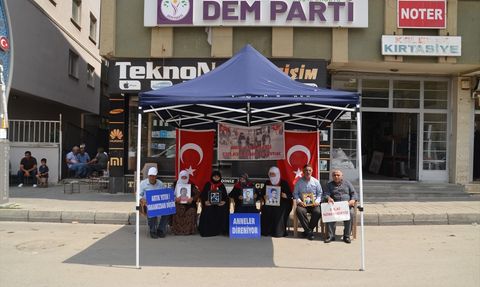 Muş'ta Ailelerin DEM Parti Önünde Sürdürdüğü Eylemler