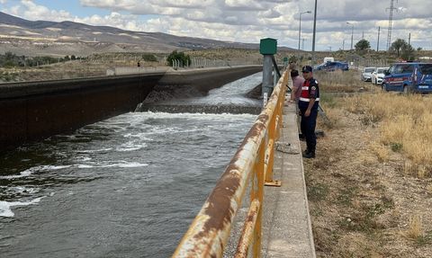 Nevşehir'de Saman Yüklü Römork Sulama Kanalına Düştü: 20 Yaşındaki Genç Kayboldu