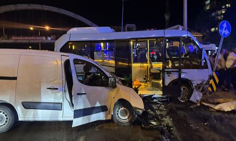 Rize'de Minibüs ve Hafif Ticari Araç Kaza Yaptı