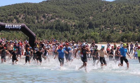 Salda Gölü'nde Triatlon Yarışı Düzenlendi