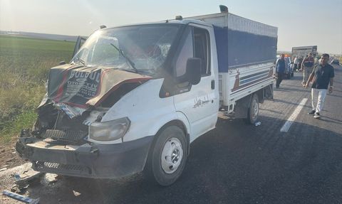 Şanlıurfa'da Tarım İşçilerini Taşıyan Kamyonetler Çarpıştı: 11 Yaralı