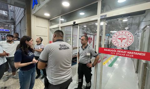 Şanlıurfa'da Hastanede Bıçaklı Saldırı: Başhekim Yardımcısı ve Güvenlik Görevlisi Yaralı