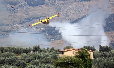 Sicilya Adası'ndaki Orman Yangını Yerleşim Alanlarını Tehdit Ediyor