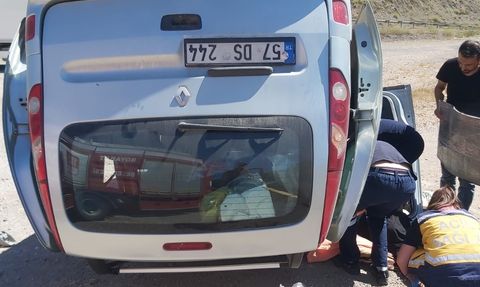 Sinop'ta Otomobil Devrildi: 3 Yaralı