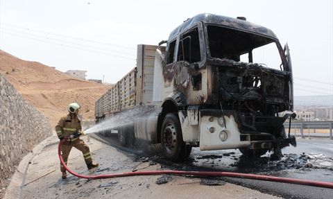Şırnak'ta Seyir Halindeki Tırda Yangın Çıktı