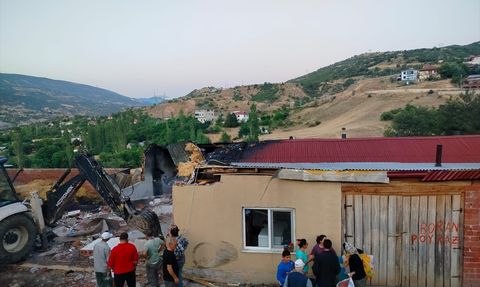 Sivas'ta Koyulhisar'da Ev ve Samanlık Yangını