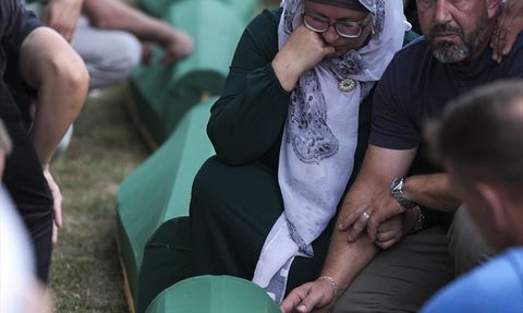Srebrenitsa Soykırımında 7 Kurbanın Cenazesi Anıt Mezarlığa Taşındı
