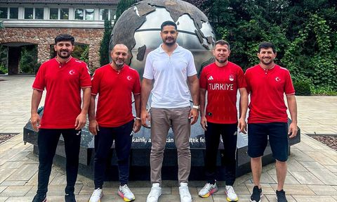 Taha Akgül'den Milli Güreşçilere Moral Ziyareti