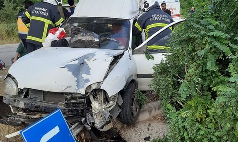 Tokat'ta Ağaca Çarpan Araçta 4 Yaralı