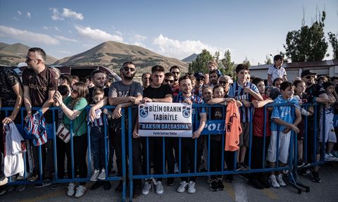 Trabzonspor Futbolcuları Erzurum'da Taraftarla Buluştu