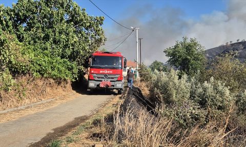 Turgutlu'da Makilik Alanda Yangın Kontrol Altına Alınıyor