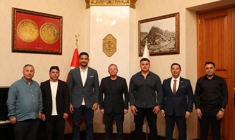 Türkiye Güreş Federasyonu Başkanı Taha Akgül, Kars Valisi Ziya Polat'ı Ziyaret Etti