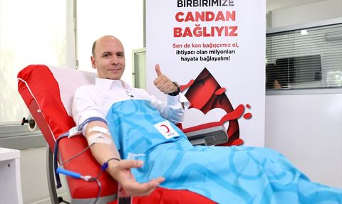 Ünlüler Türk Kızılay'a Destek Oluyor