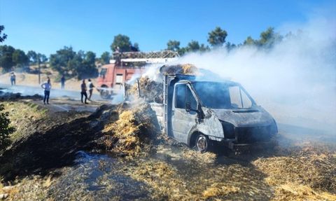 Uşak'ta Saman Yüklü Kamyonette Yangın: İki Kişi Ağır Yaralandı