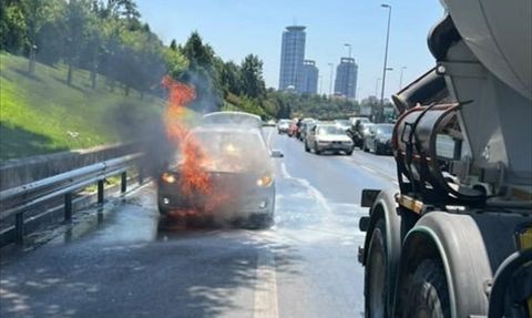 Üsküdar'da Otomobil Yangını