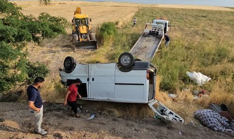 Van'da Minibüs ve Otomobil Çarpıştı: 14 Yaralı