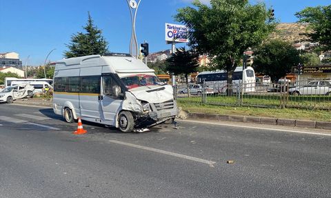 Yozgat'ta Minibüs ile Otomobil Çarpıştı: 1 Ölü, 2 Yaralı
