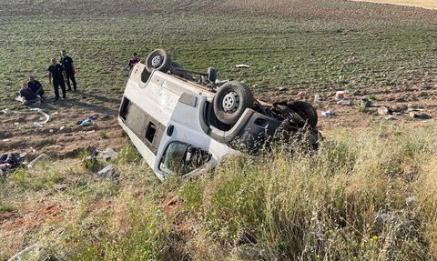 Yunak'ta Tarım İşçilerini Taşıyan Minibüs Devrildi: 15 Yaralı