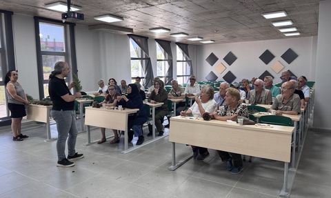 Zonguldak'ta 60 Yaş Üstü Bireyler Tazelenme Üniversitesinde Öğreniyor