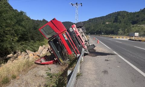 Zonguldak'ta Tomruk Yüklü Tır Devrildi
