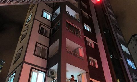 Adana’da Balkon Demirlerine Sıkışan Kedi Kurtarıldı
