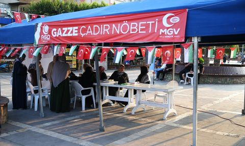 Adana'da Filistin'e Destek İçi Nöbet Tutuluyor