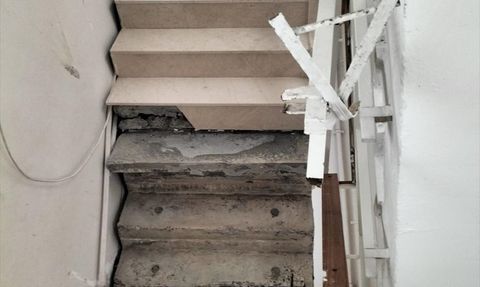 Adana'da Merdiveni Çöken Apartmanda 20 Kişi Kurtarıldı