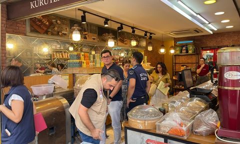 Adana'da Sağlıksız Kuru Yemiş Ürünleri İmha Edildi