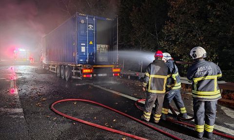 Adana'da Tır Yangını Ormanlık Alana Sıçradı