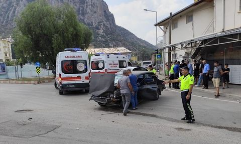 Adana'da Trafik Kazası: 3 Yaralı