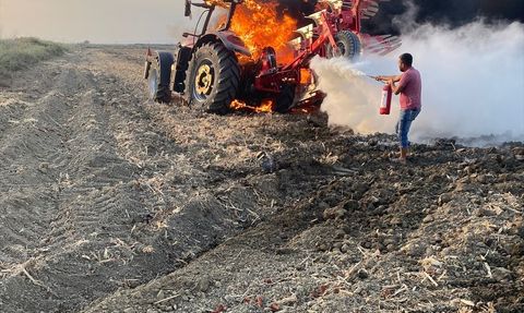Adana'da Traktörde Yangın Söndürüldü