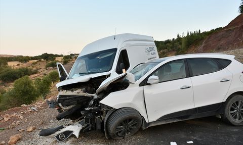 Adıyaman'da Minibüs ve Otomobil Çarpıştı: 5 Yaralı