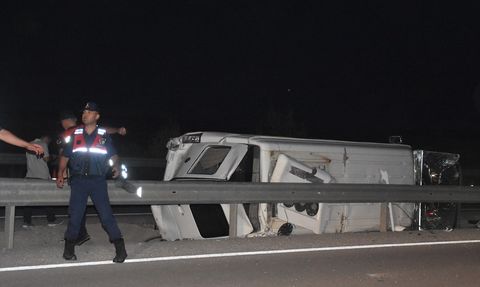 Afyonkarahisar'da Otomobil ile Midibüs Çarpıştı: 10 Yaralı