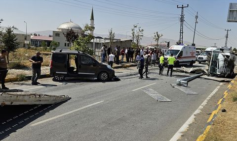 Ağrı'da Trafik Kazası: 8 Yaralı