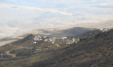 Ağrı Dağı'nda Zorlu Zirve Tırmanışı