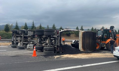 Anadolu Otoyolu'nda Kamyon Devrildi, Yol Yeniden Ulaşıma Açıldı