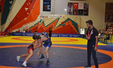 Anadolu Yıldızlar Ligi Güreş Müsabakaları Muş'ta Başladı